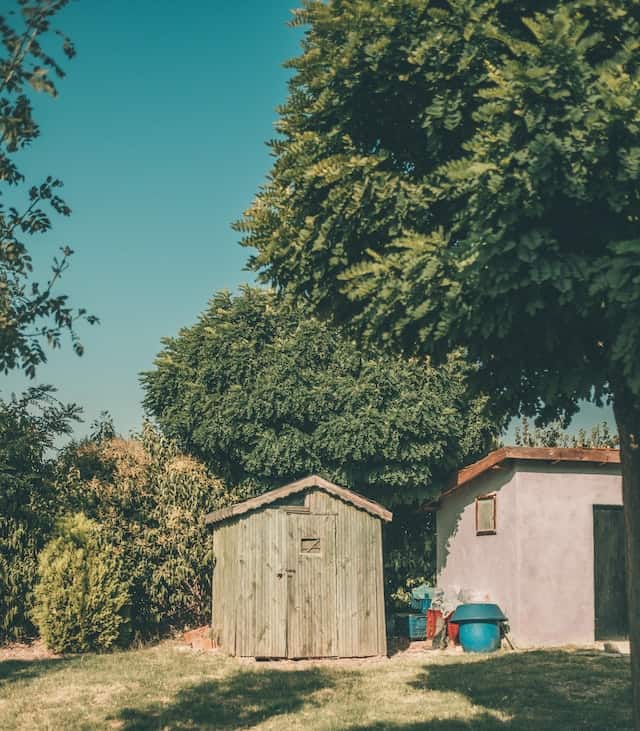 Waarom kiezen voor een kunststof tuinhuis? De voordelen op een rij
