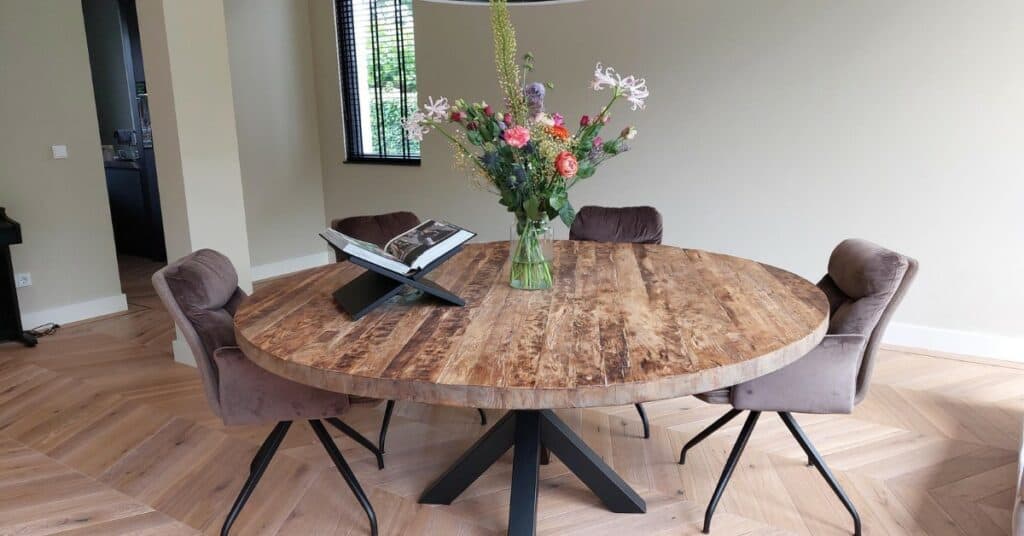 De Charme van de Ronde Eettafel