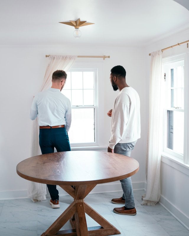 De magie van een ronde eettafel in mangohout